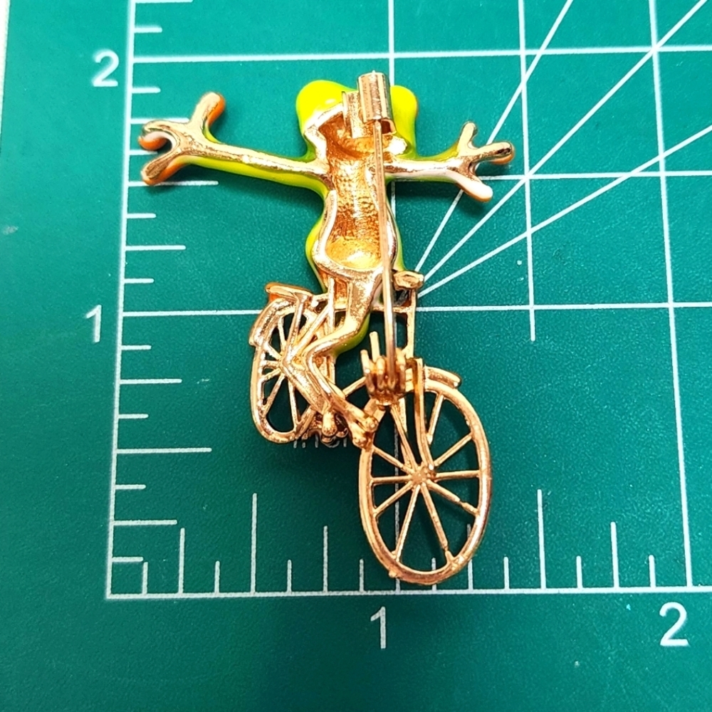 Tree Frog Riding a Bike Brooch/Pin - Picture 3 of 5